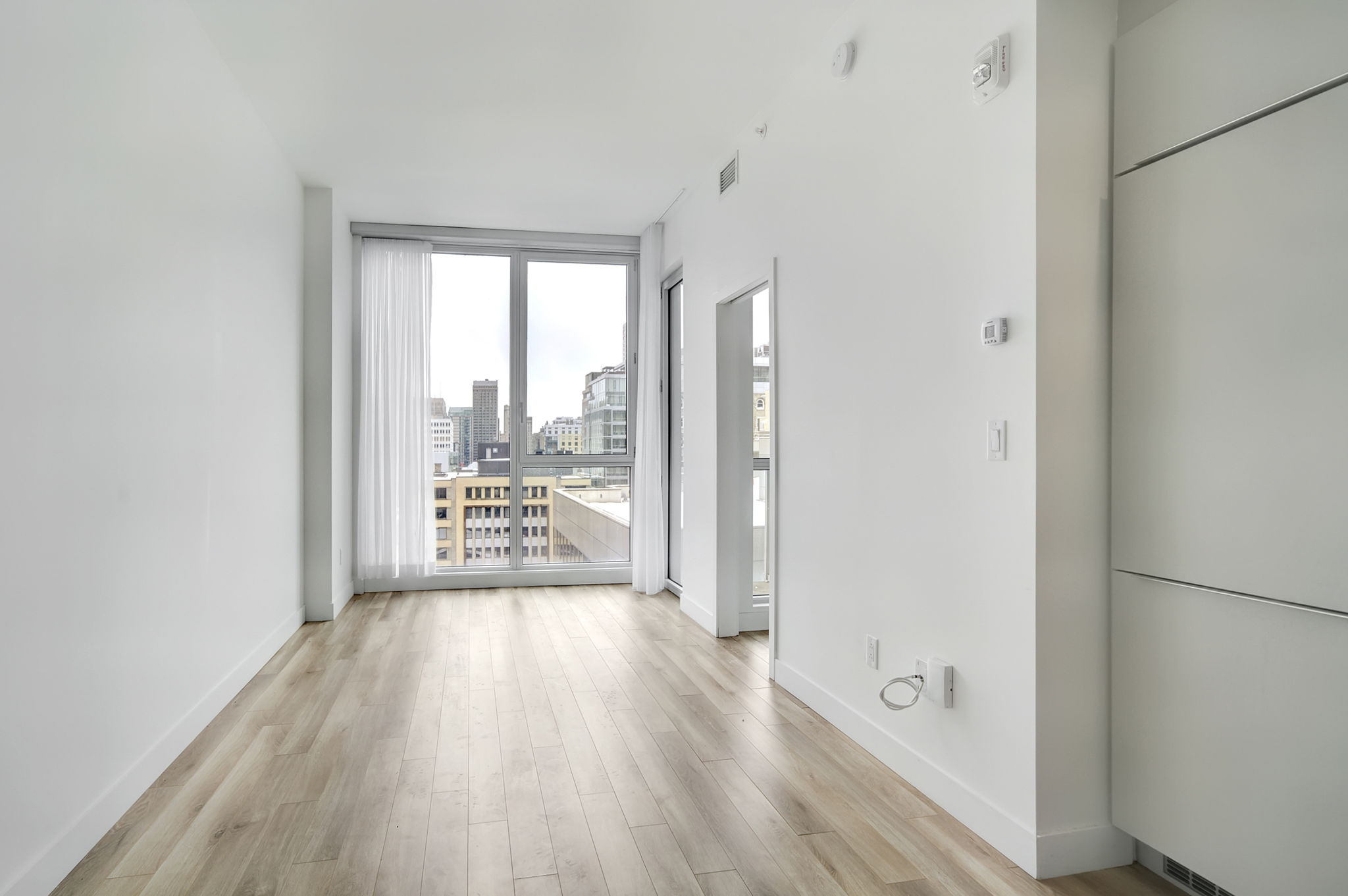 Guiker 2061 rue Stanley, Montreal 27716