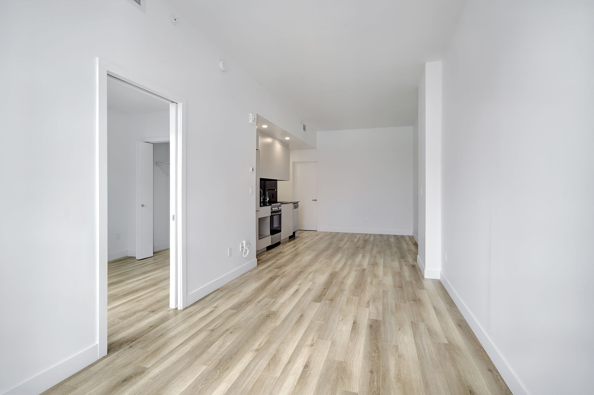 Guiker 2061 rue Stanley, Montreal 27716