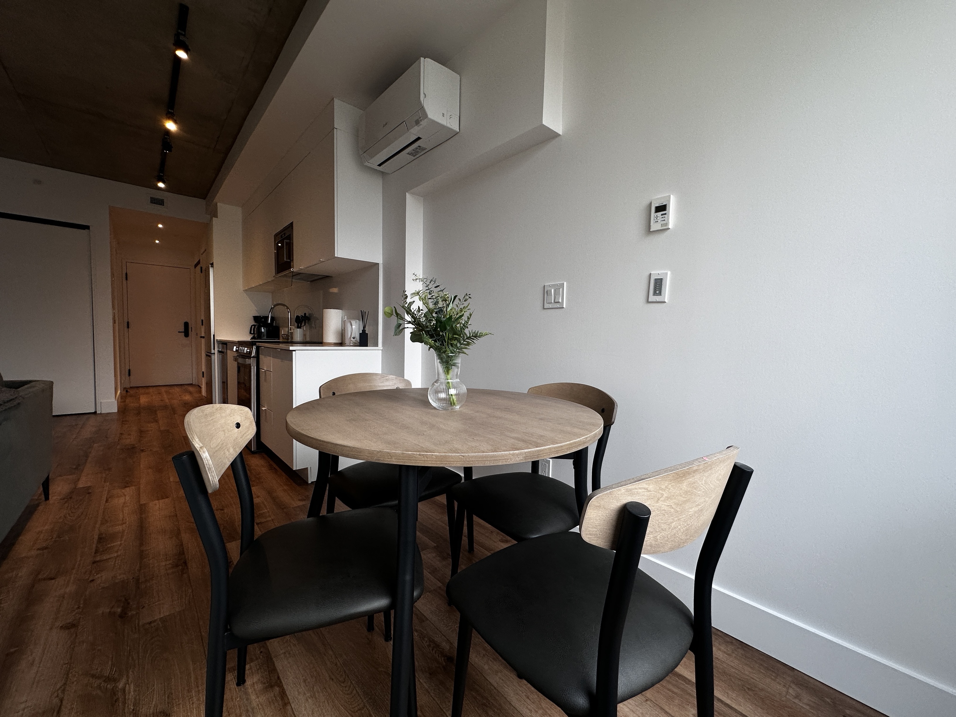 Guiker 1680 Lincoln Ave, Montreal 61442